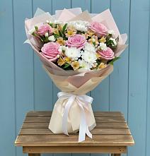 Букет цветов из:  Гвоздики, Орхидеи и Розы в Сылва