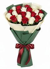 Букет Микс из красных и белых роз в Сылва
