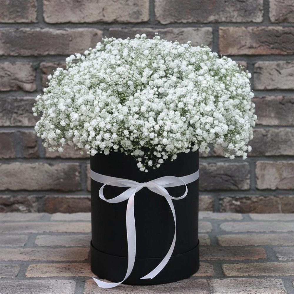 Цветочная композиция из Гипсофила в шляпной коробке в Сылва