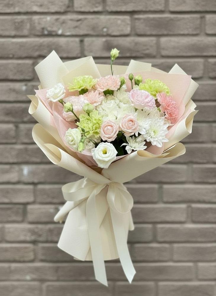 Букет цветов из: Гвоздики, Розы, Лизиантусы и Хризантемы в Сылва