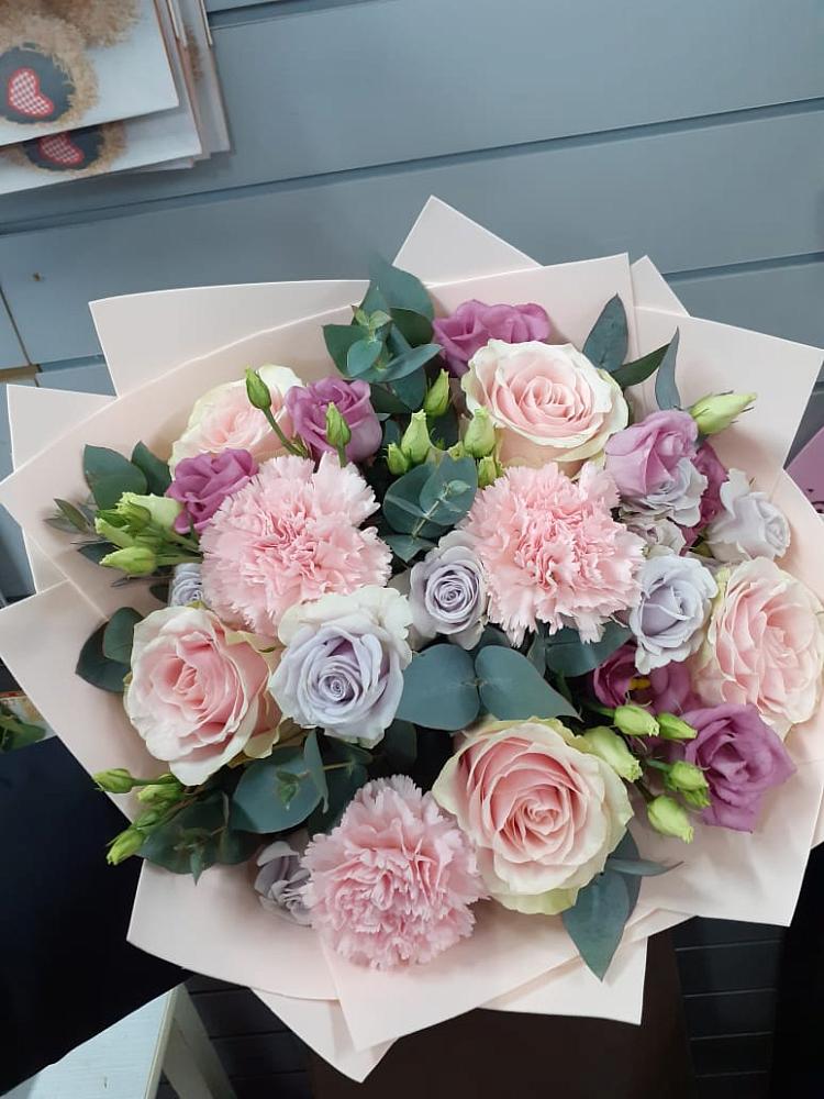 Букет цветов из: Розы, Гвоздики и Лизиантусы в Сылва