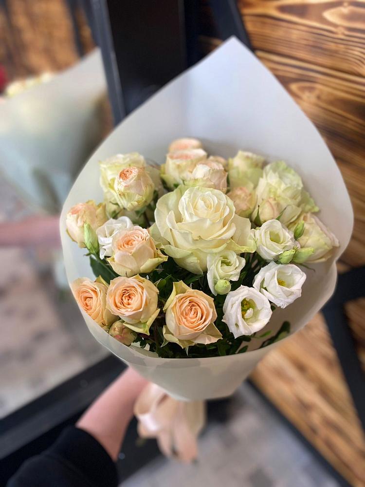 Букет цветов из: Розы и Лизиантусы в Сылва